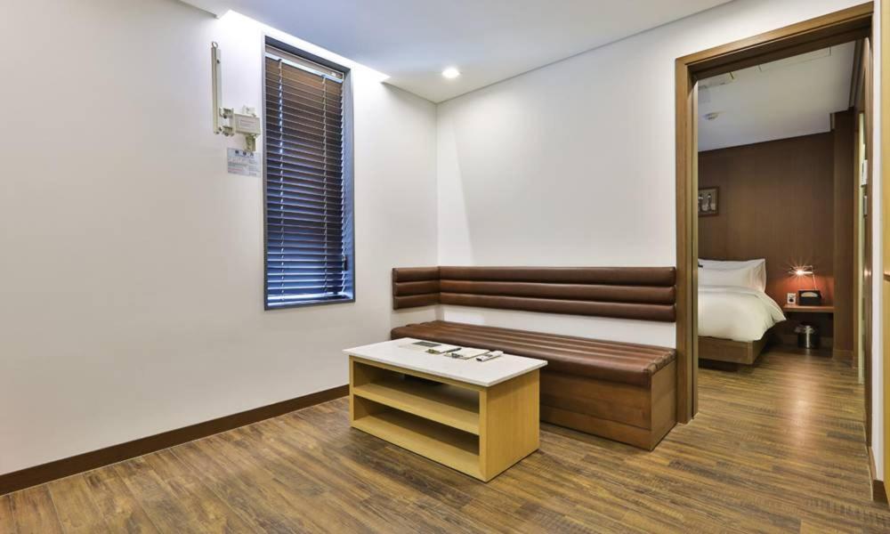 Hotel Jongro Makers X Pretty 2*