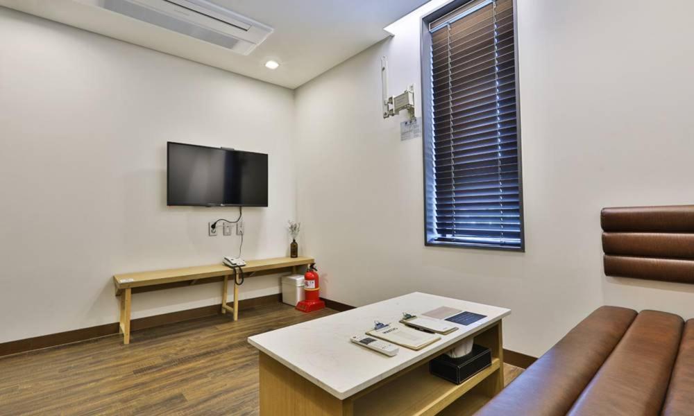 Jongro Makers X Pretty Hotel Seul